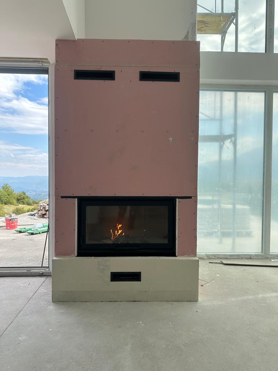 Kamin 1D i instaluar në ambient modern
